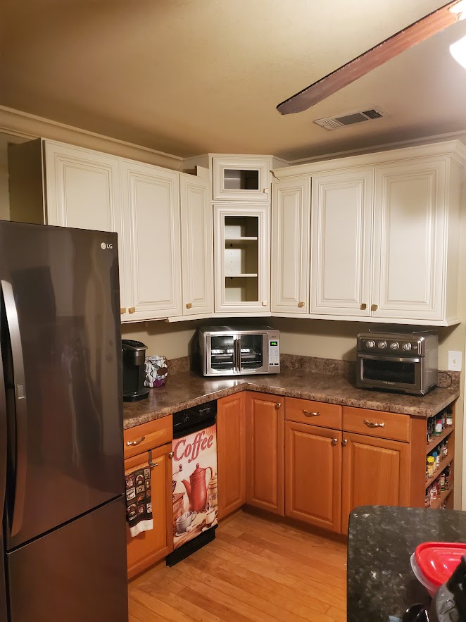 Charleston Antique White Kitchen with Glass Doors