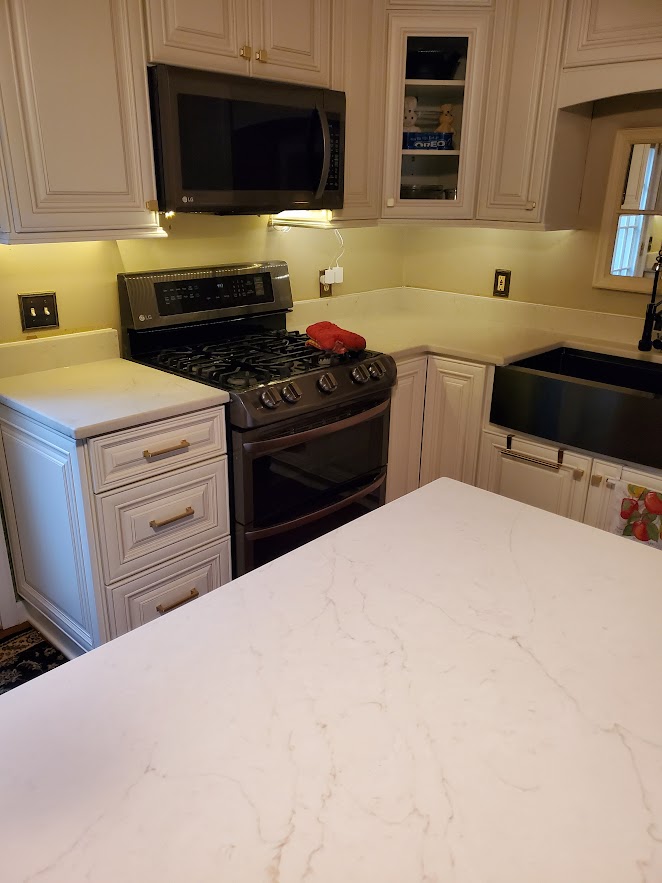 Charleston White Kitchen with Corner Glass Doors